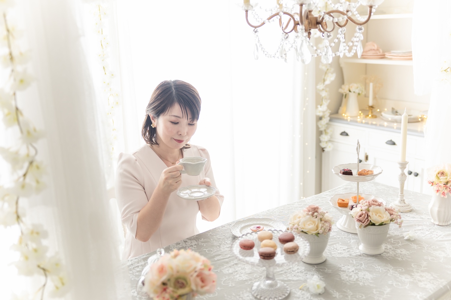 アフタヌーンティーを楽しむ渡辺みゆ